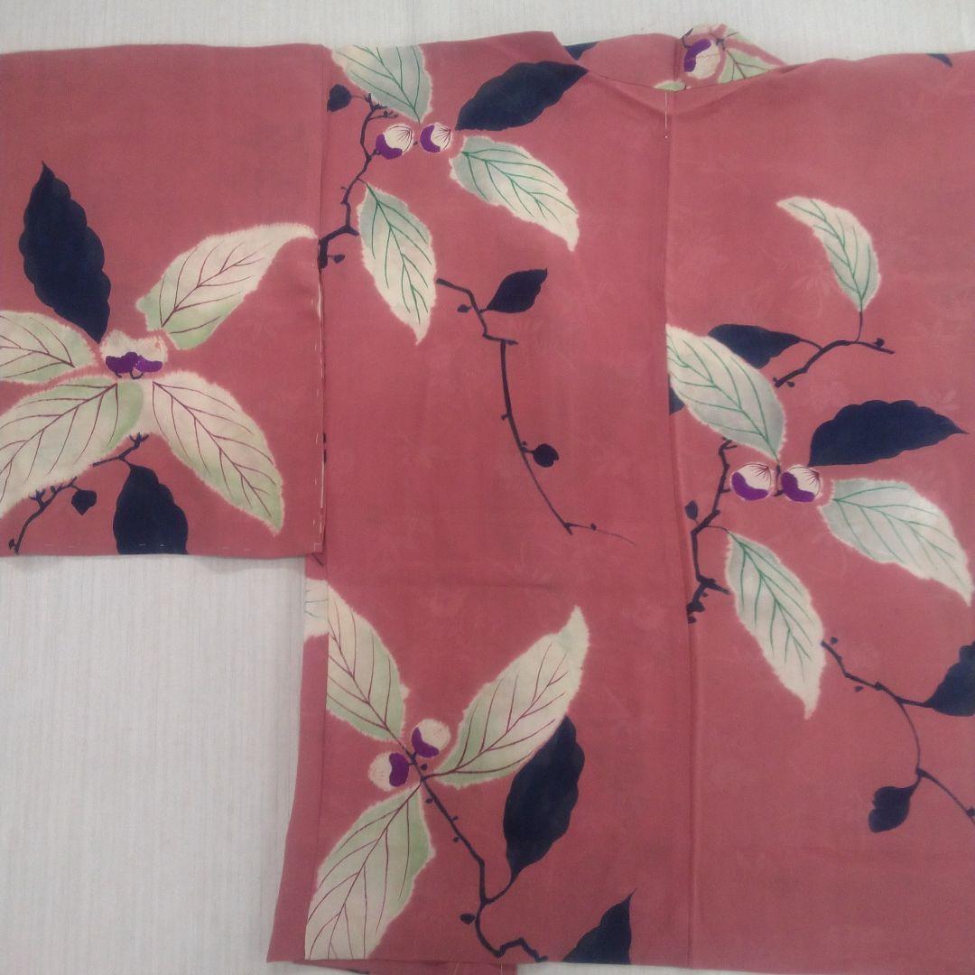 お洒落な羽織り▪甚三紅色の地に木の実柄 紺色 紫色 薄い黄緑▪肩 身丈81cm目立った傷や汚れなし