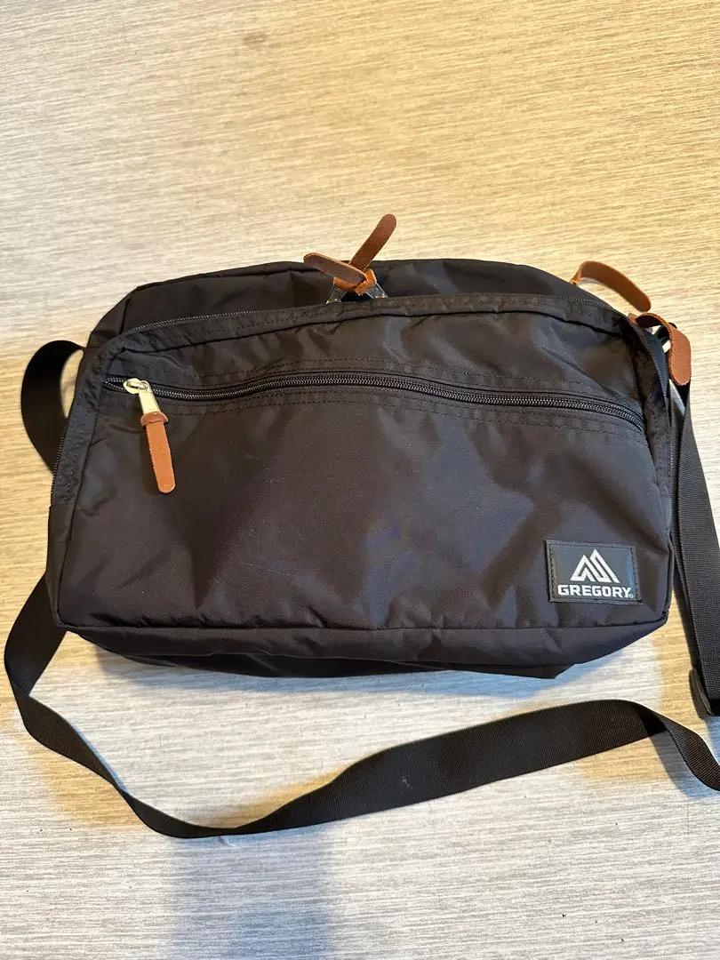 格里高利多功能肩包 的縮圖