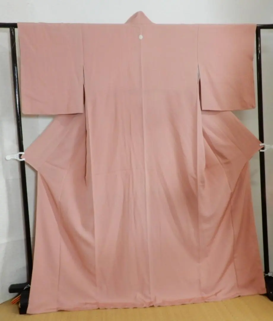 Thumbnail of Genuine silk, solid color, lined kimono, with one crest, with tags