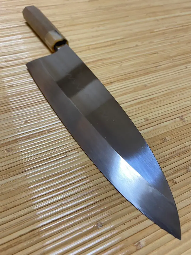INOX牛刀210mm】 左は新品、右は15年使用したもの 210mmは最初は