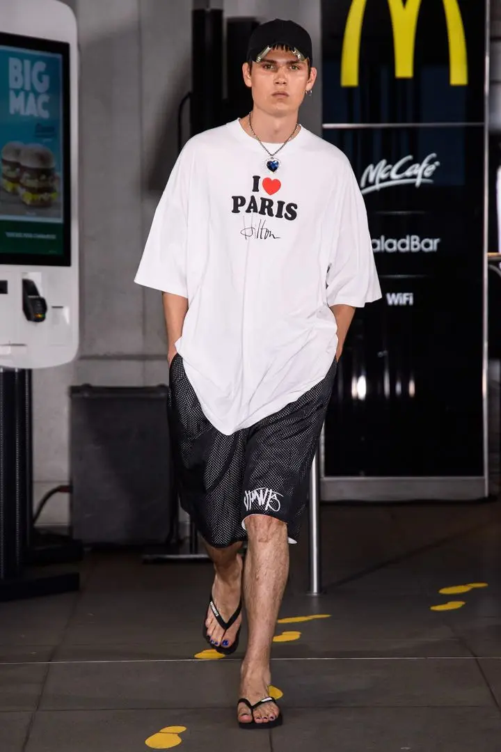 【関税込み】VETEMENTS ホワイト I Love Paprika フーディ 251669M213051_1.jpg