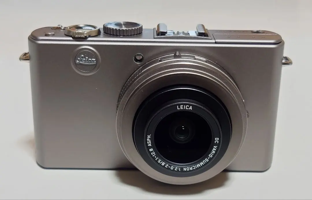 【希少】LEICA　オールドコンデジ C-LUX2 シルバー色 希少】LEICA オールドコンデジ C-LUX2 しかもシルバー色