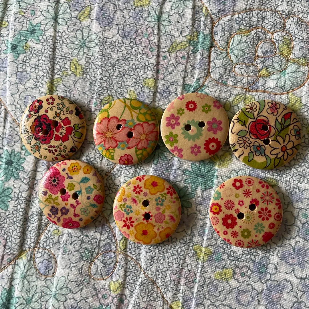 Thumbnail of 7 wooden buttons