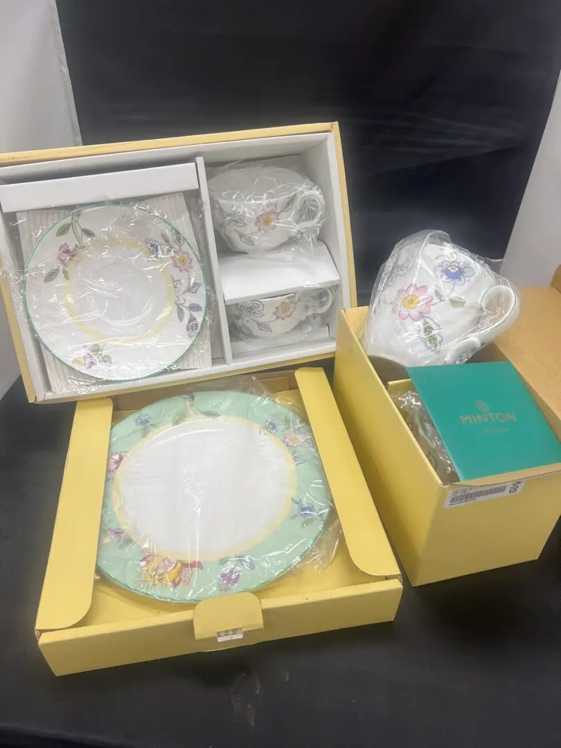 Thumbnail of Unused MINTON Haddon Hall set