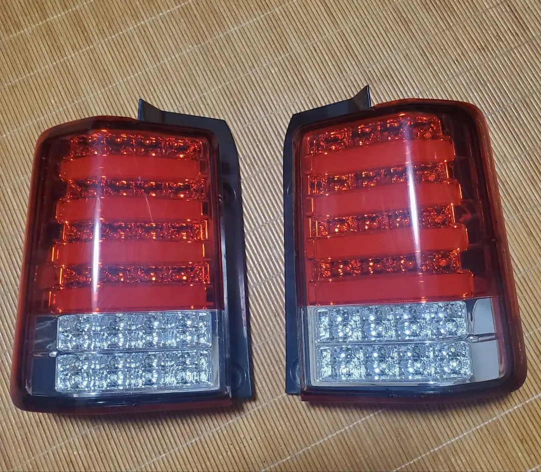 値下げ‼️L575S ムーヴコンテ、ピクシスフルLEDテールランプ　スモーク 送料無料 美品 L575S ムーヴコンテ ワンオフ加工 スモークレンズ