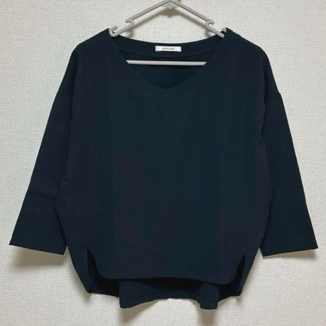 Thumbnail of Navy V-neck three-quarter sleeve cut-and-sew, size M