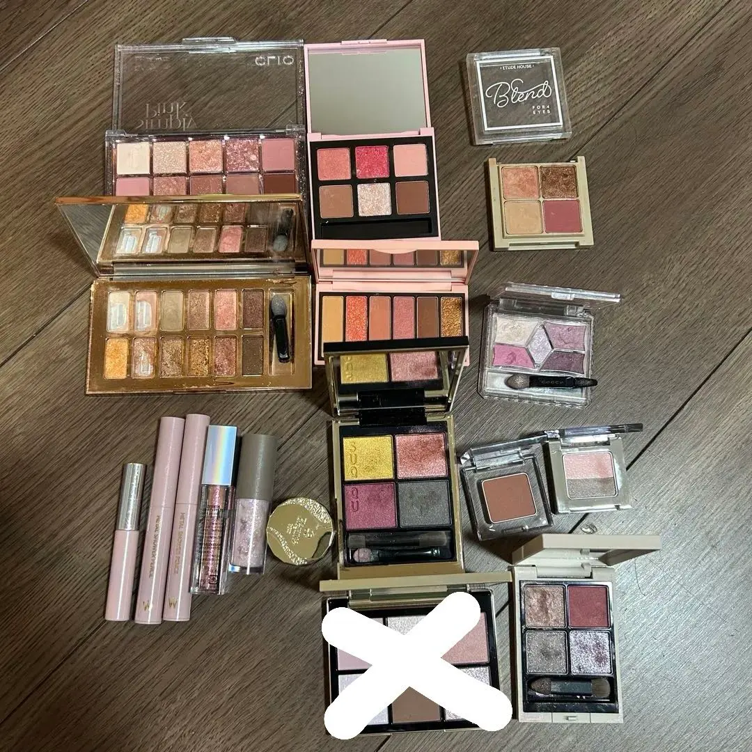 Thumbnail of Eyeshadow, glitter, department store cosmetics, affordable cosmetics, Korean cosmetics