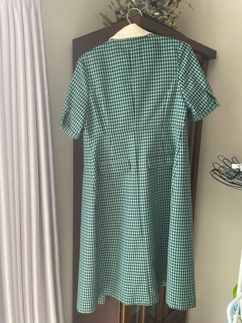 メニュー表で顔を隠してる オープンカラーチェックワンピース-GREEN tnewties 《メニュー表で顔を隠してる》オープンカラーチェック