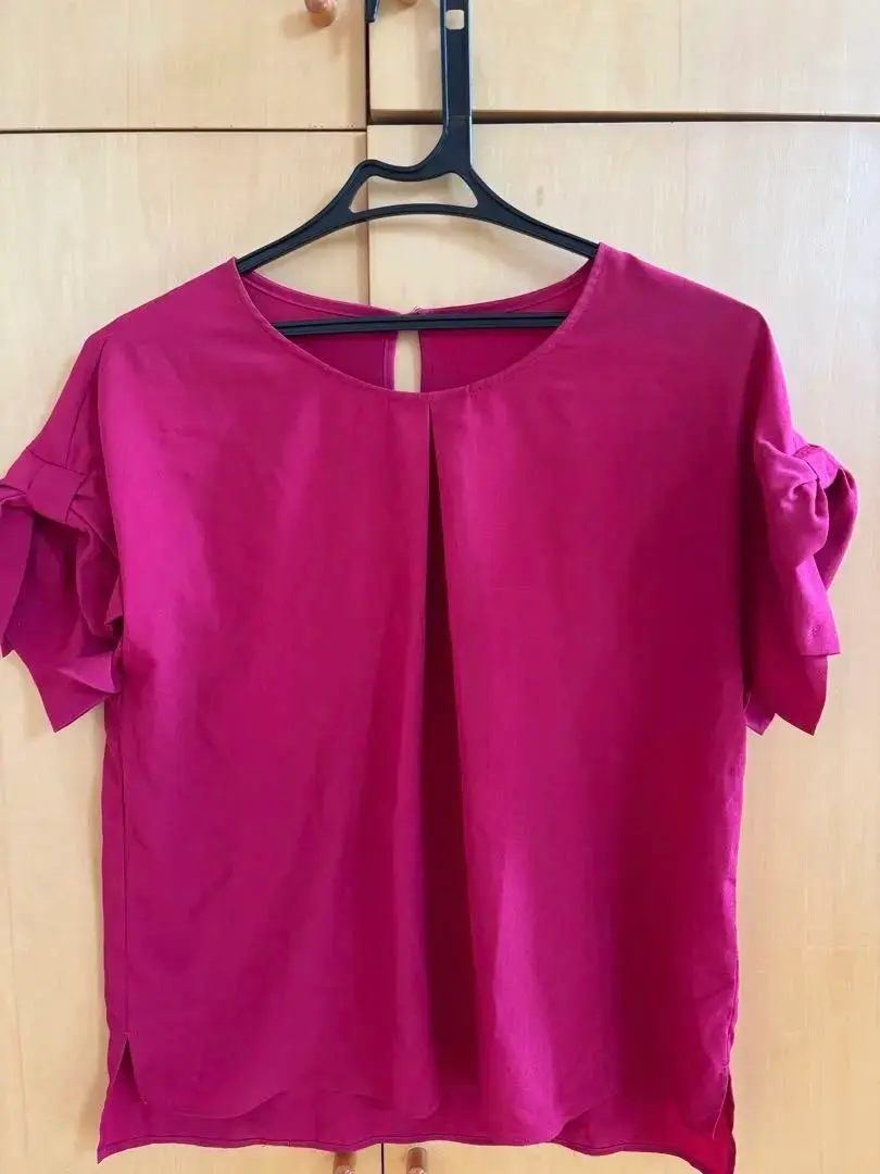 【美品】可遮蔽手臂的★荷葉袖 上衣 洋紅色 的縮圖