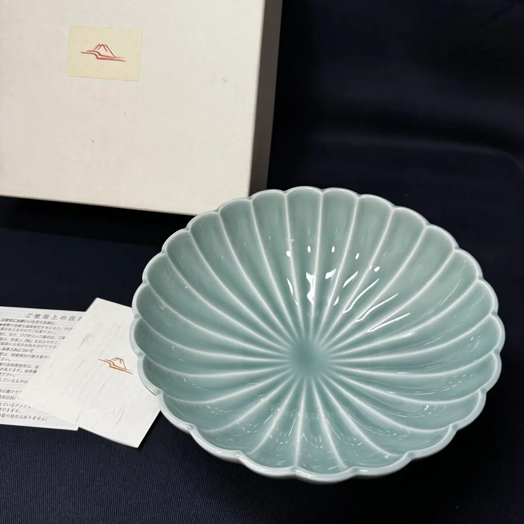 深川製磁　大鉢と小皿4枚　菊花形青磁 深川製磁大鉢と小皿4枚菊花形青磁