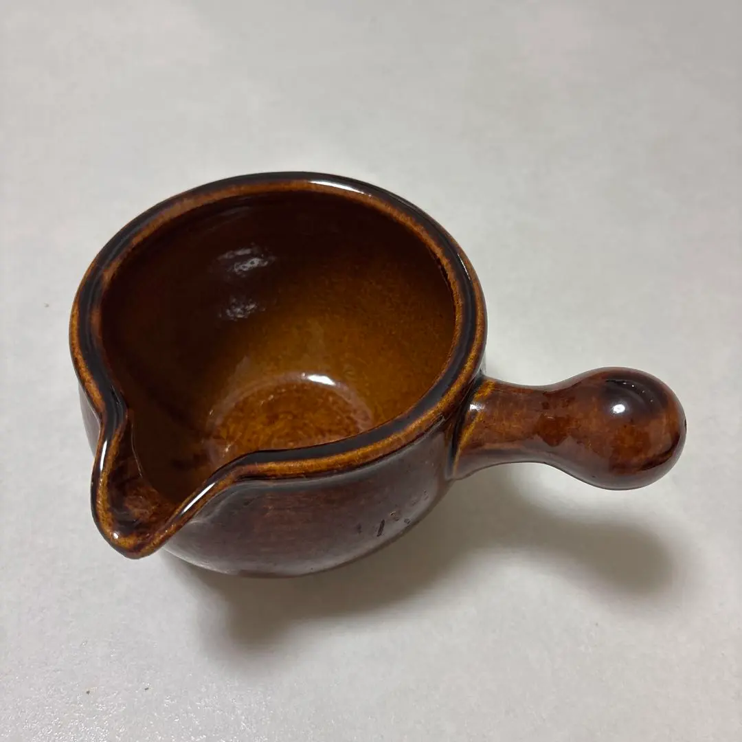 茶色帶注口的小型容器 的縮圖