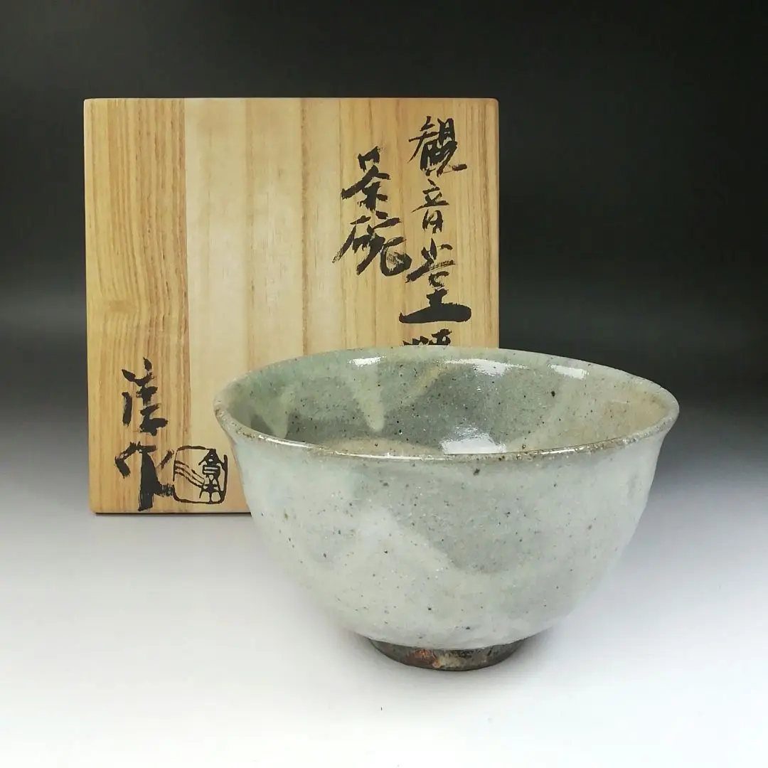 上野焼、高鶴(淳)淳一作、『横線紋壷』、藁灰釉、銘「窯印・淳」入、合せ箱付 上野焼、高鶴(淳)淳一作、『横線紋壷』、藁灰釉、銘「窯印・淳