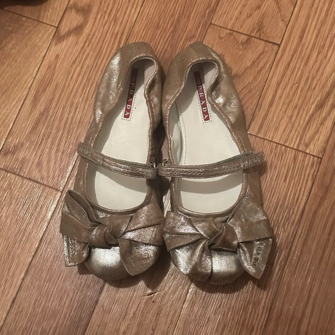 プラダスポーツ バレエシューズ フラット ロゴ入り エナメル