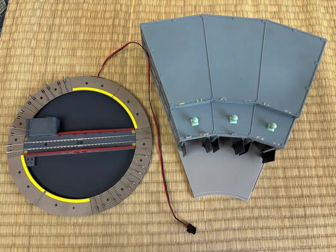トミックス　扇形機関庫と電動ターンテーブルセット（ジャンク品） トミックス 扇形機関庫と電動ターンテーブルセット（ジャンク品