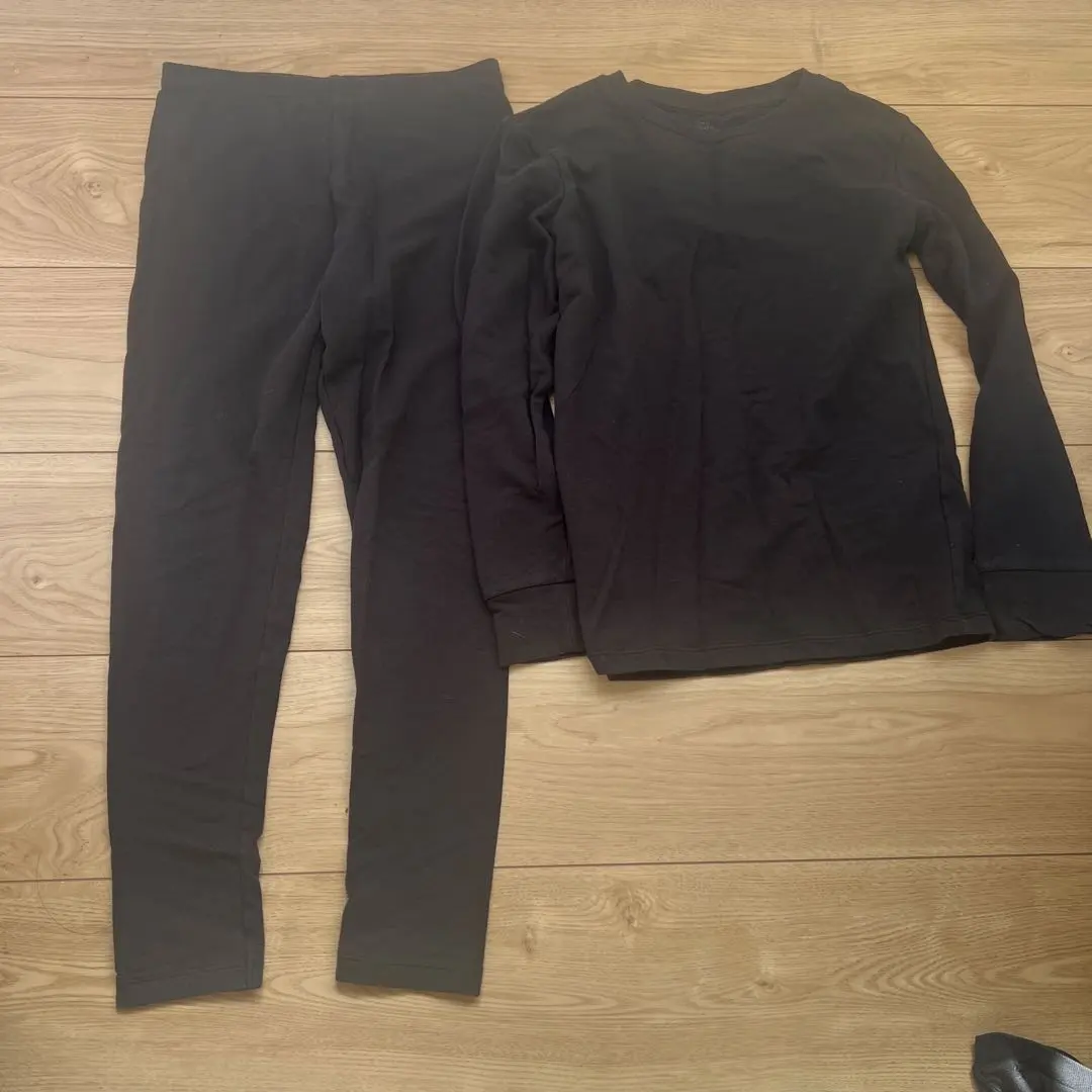 Thumbnail of Uniqlo Heattech Set (Top and Bottom) - Size 140 - Black
