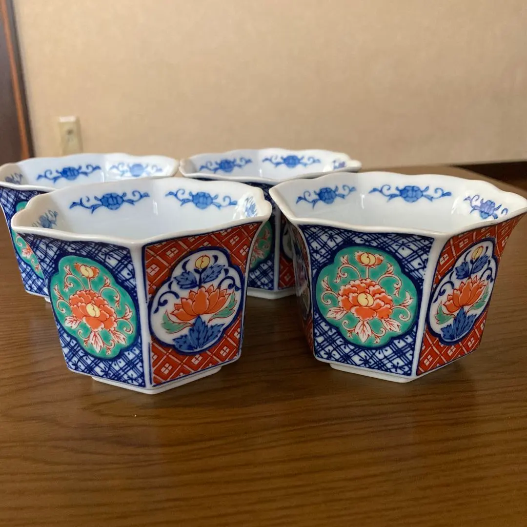 Thumbnail of Arita-yaki, Seishu Hexagonal Small Bowl Set of 4, Hexagonal Camellia Pattern
