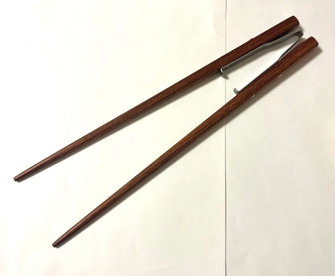 木製傳統筷子，附金屬夾 的縮圖
