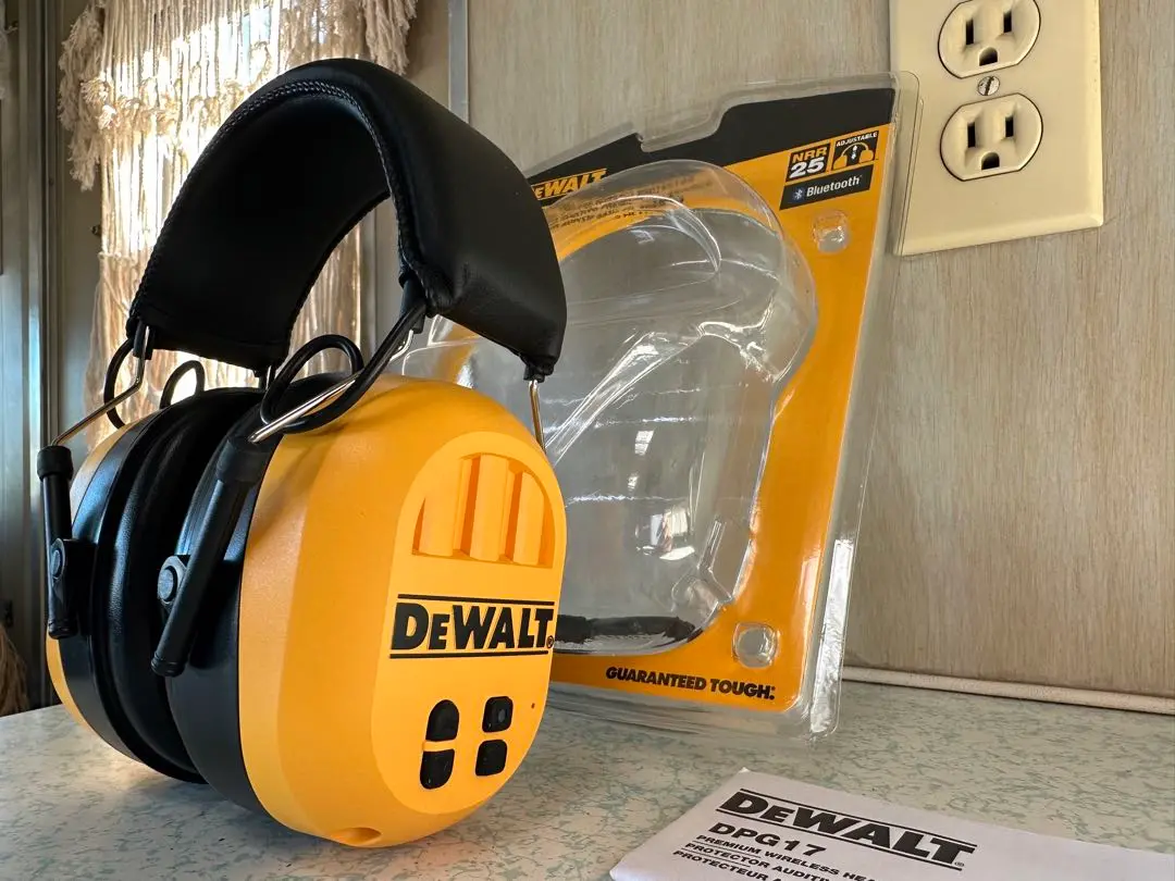 DEWALT イヤーマフ 防音 ラジオ付き オーディオプラグ付き 単三電池2本別 DEWALT イヤーマフ 防音 ラジオ付き オーディオプラグ付き 単三