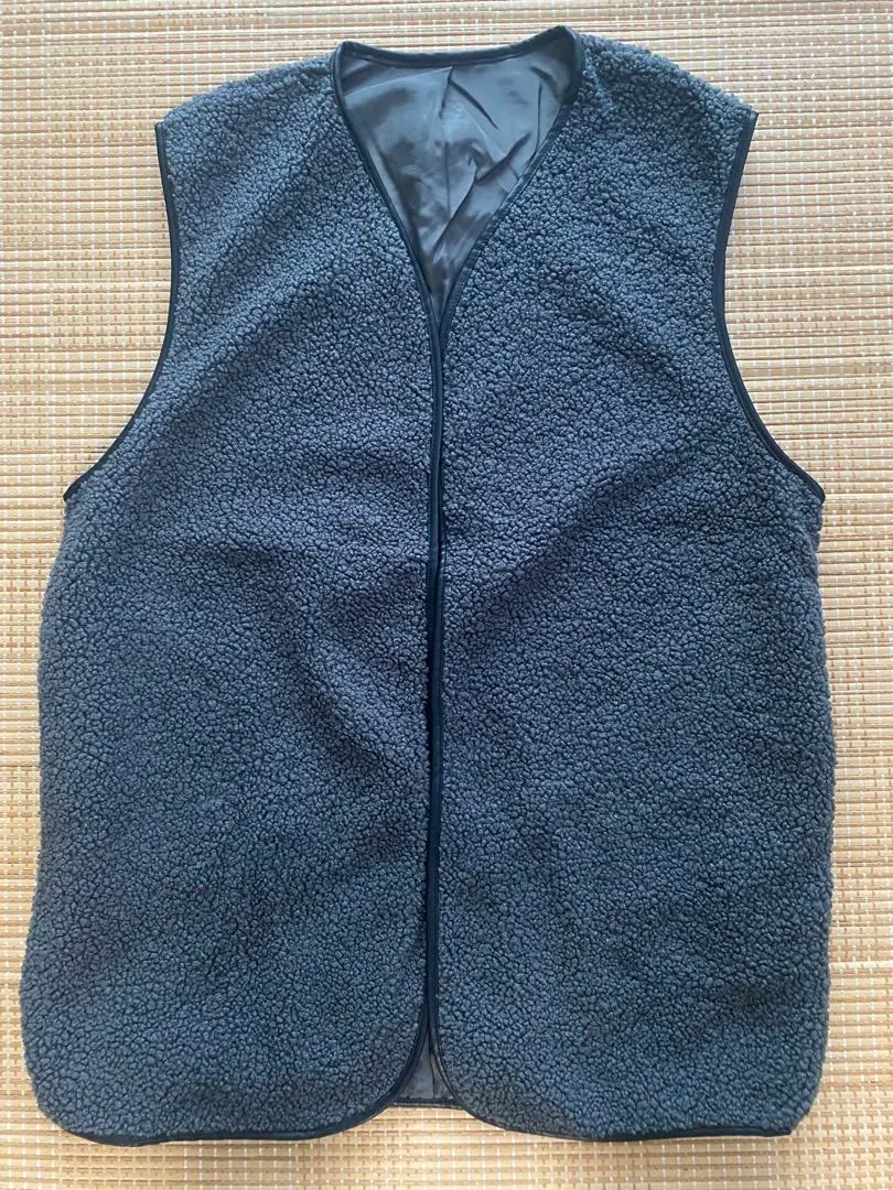 Thumbnail of Dark gray sleeveless vest
