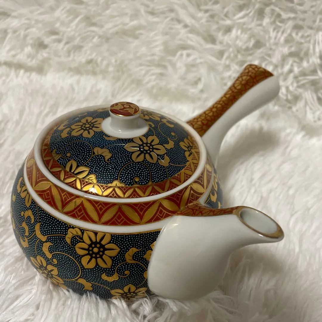 Thumbnail of Kutani-yaki Gento, Aotsubu-tesen Kinsai, Clematis and Arabesque with Iron Dots and Gold