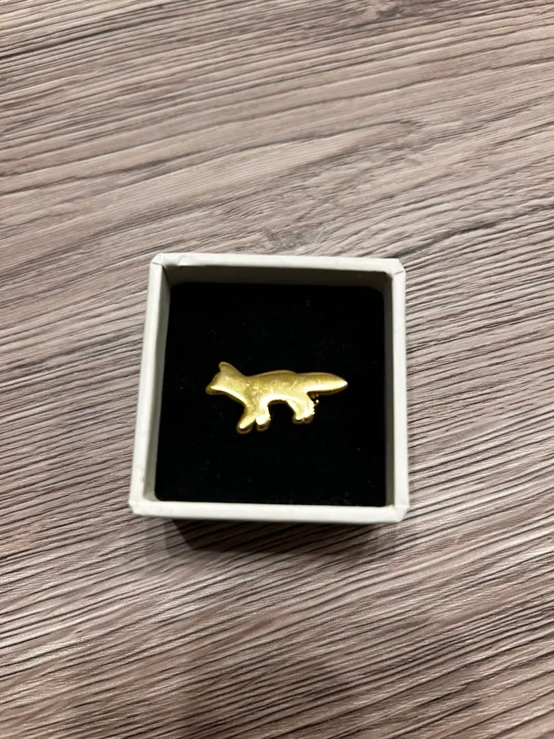 MAISON KITSUNE paris キツネのブローチ メゾンキツネ MAISON KITSUNE'のフリマアイテム一覧