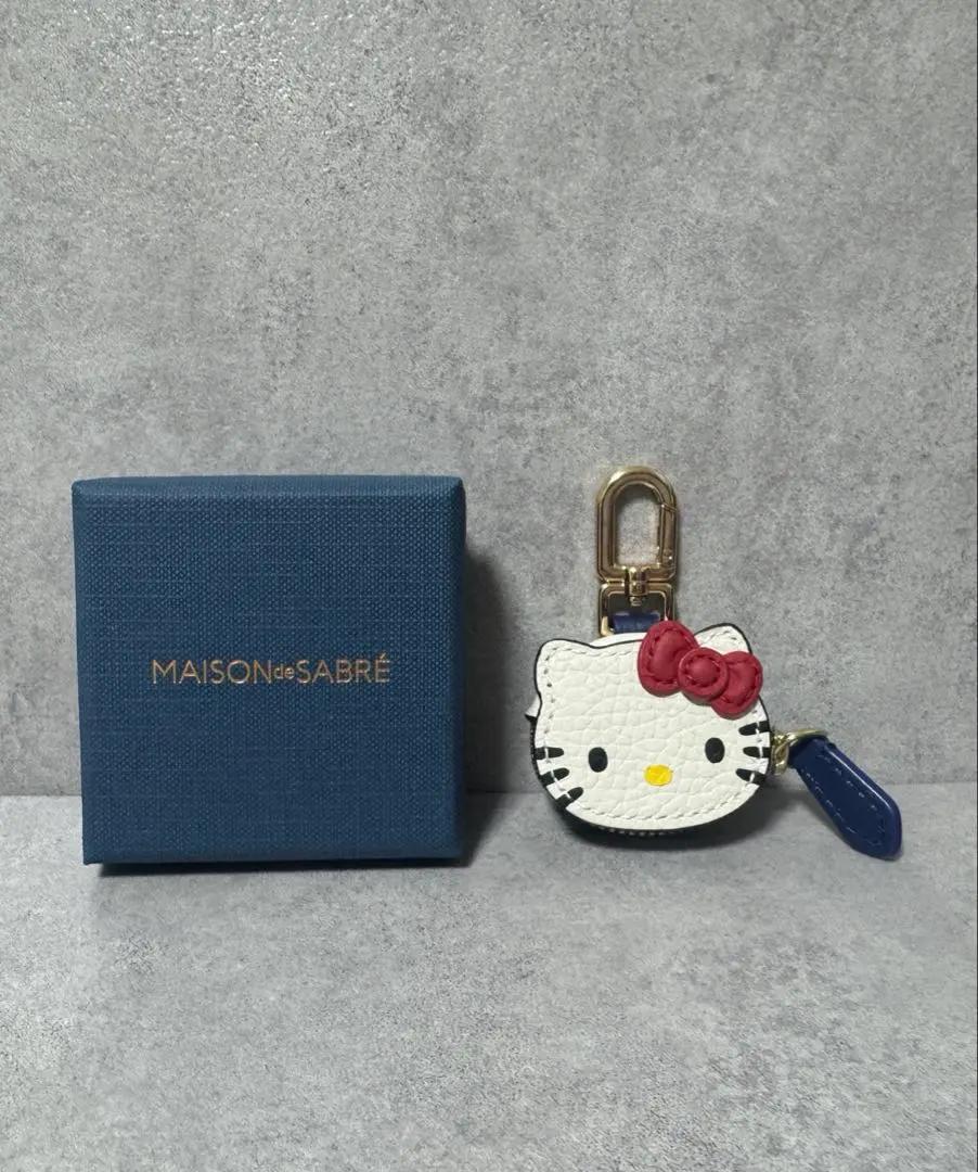 【新品未使用】MAISON de SABRE ハローキティ レザーチャーム MAISON de SABRE】キティ50th コラボ AirTag バッグ チャーム