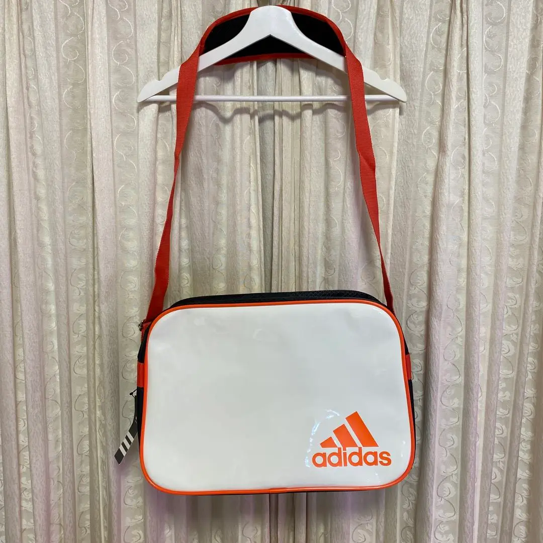 未使用品　読売ジャイアンツ　adidasコラボ　エナメルバック 未使用 タグ付き アディダス 読売ジャイアンツ ショルダーバッグ