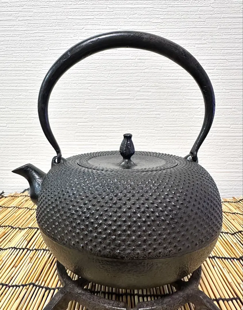 未使用品　南部伝統工芸士 及川寛治作　１３型姥口 馬　南部鉄瓶　南部鉄器　鉄瓶 未使用品 南部伝統工芸士 及川寛治作 13型姥口 馬 南部鉄瓶