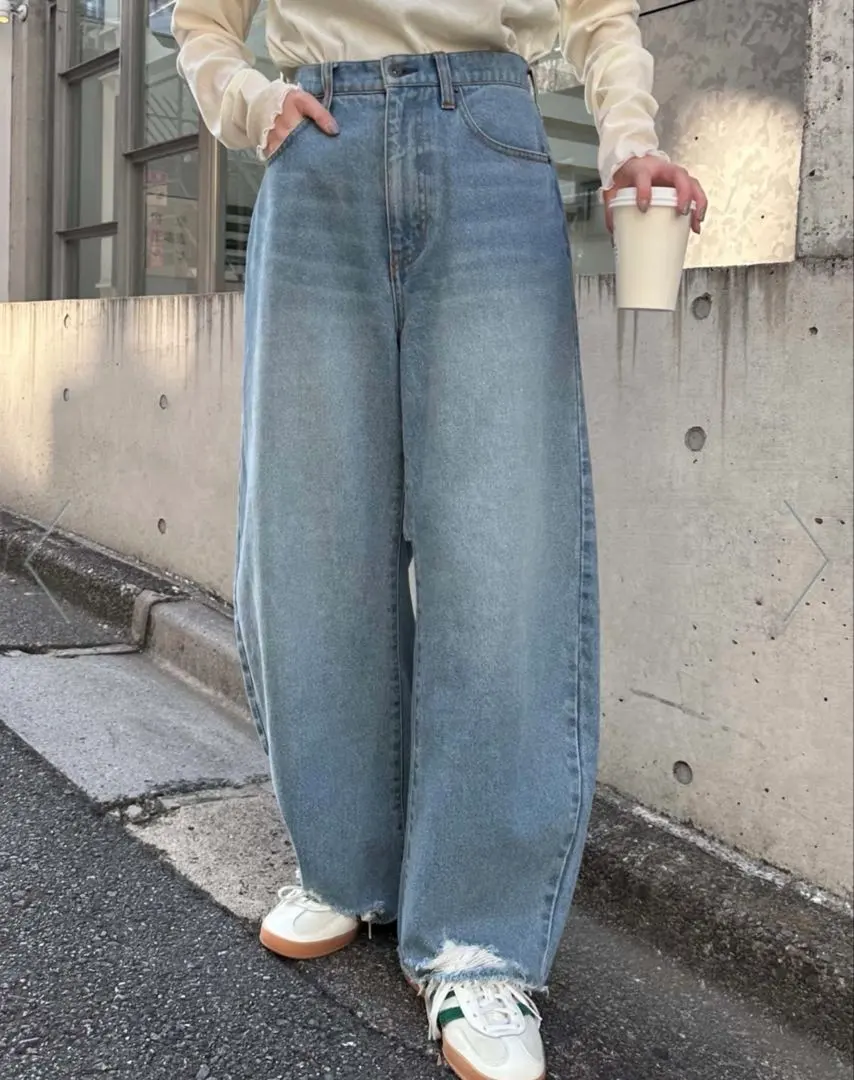 闊腿牛仔褲 的縮圖