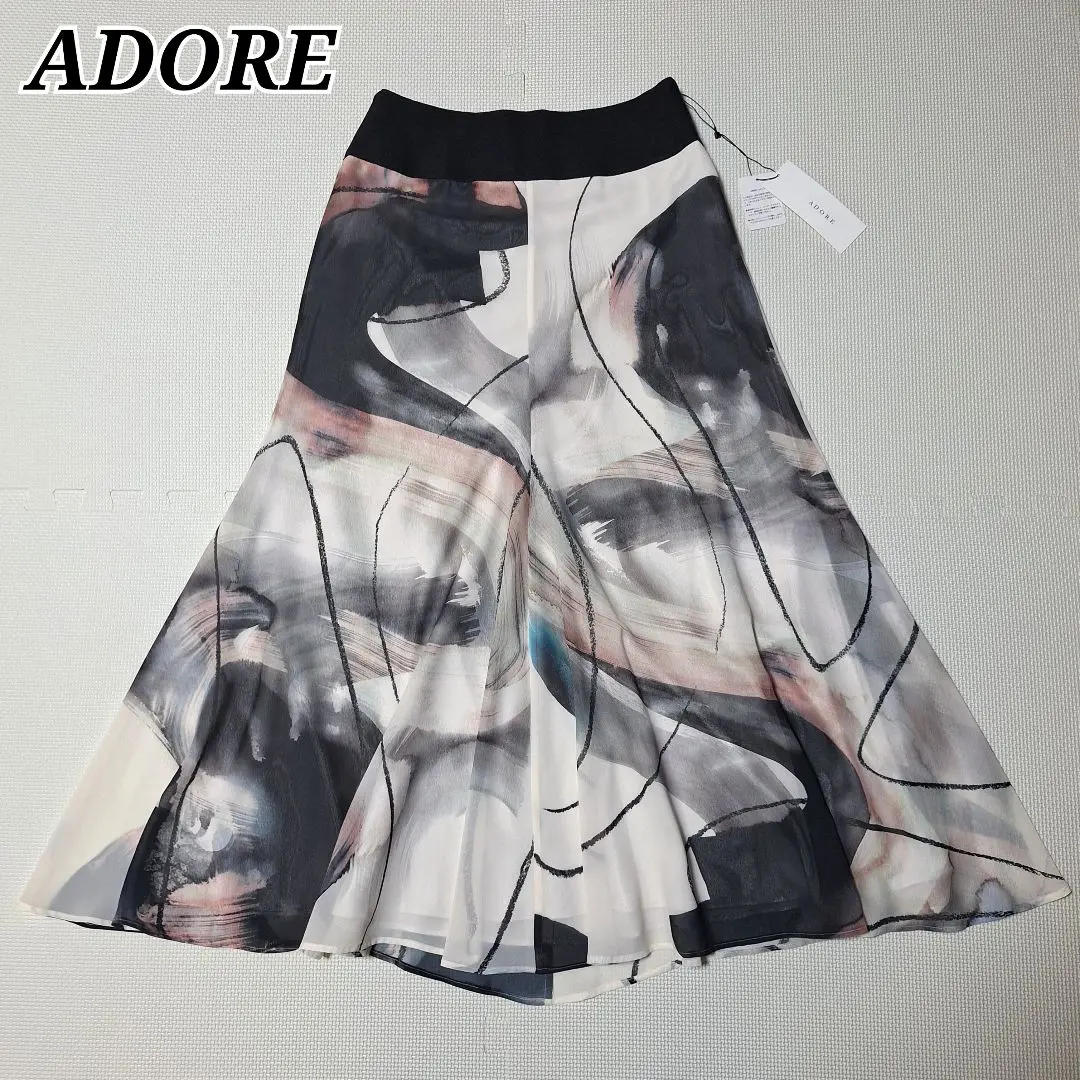美品 アドーア 定価4,7万円 ホワイトのフレアスカート ADORE W30 2025年最新】ADORE カラー：ホワイト系 フレアスカートの人気