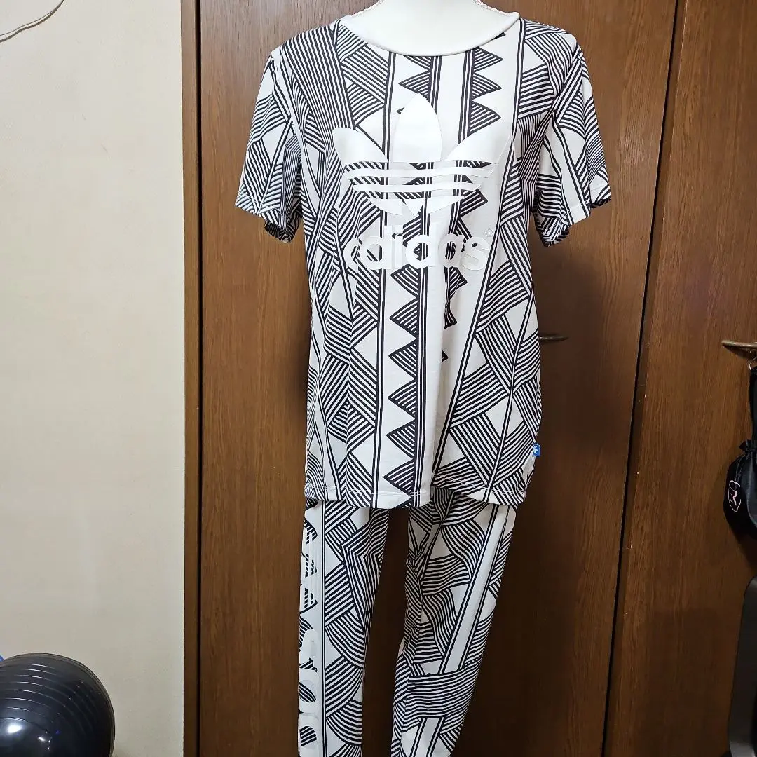 アディダスオリジナルス ファーム 花柄 Tシャツ 3本線 レギンス タイツ 上下 2025年最新】adidas ファーム レギンスの人気アイテム - メルカリ