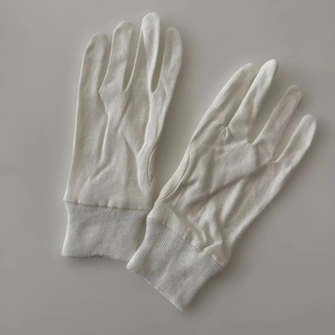 Thumbnail of 100% cotton gloves, approximately 20cm