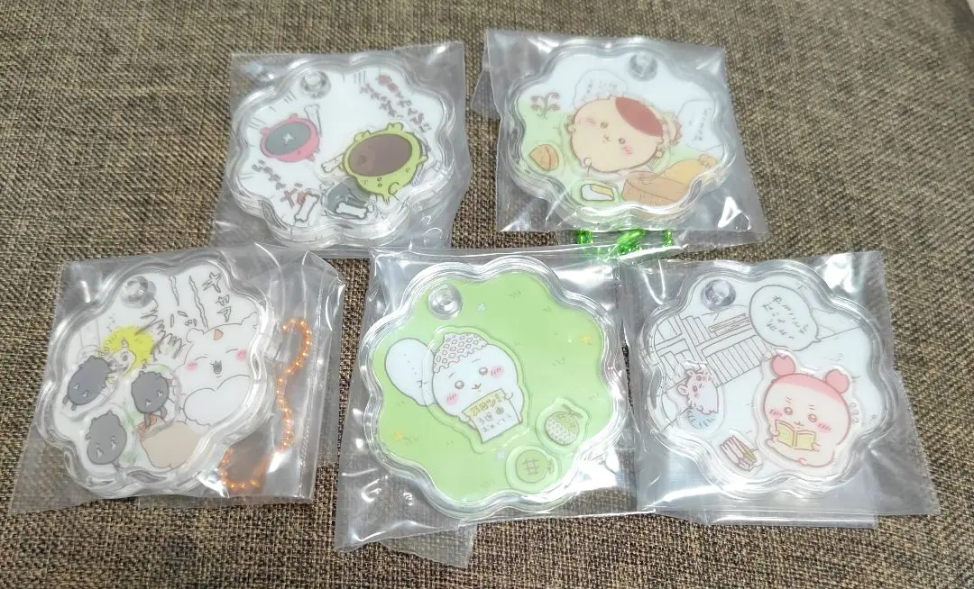 【新品・匿名配送】吉伊卡哇 角色搖搖樂吊飾軟糖 5個組 的縮圖