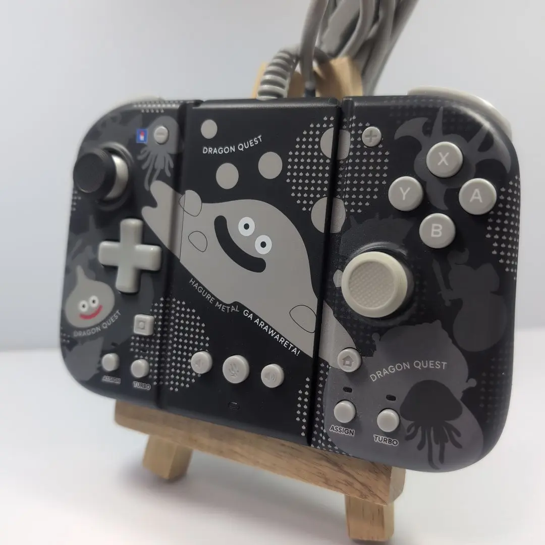 Nintendo Switch　ドラゴンクエストコントローラー　はぐれメタル ドラゴンクエスト』のスライム・はぐれメタルデザインのSwitch用