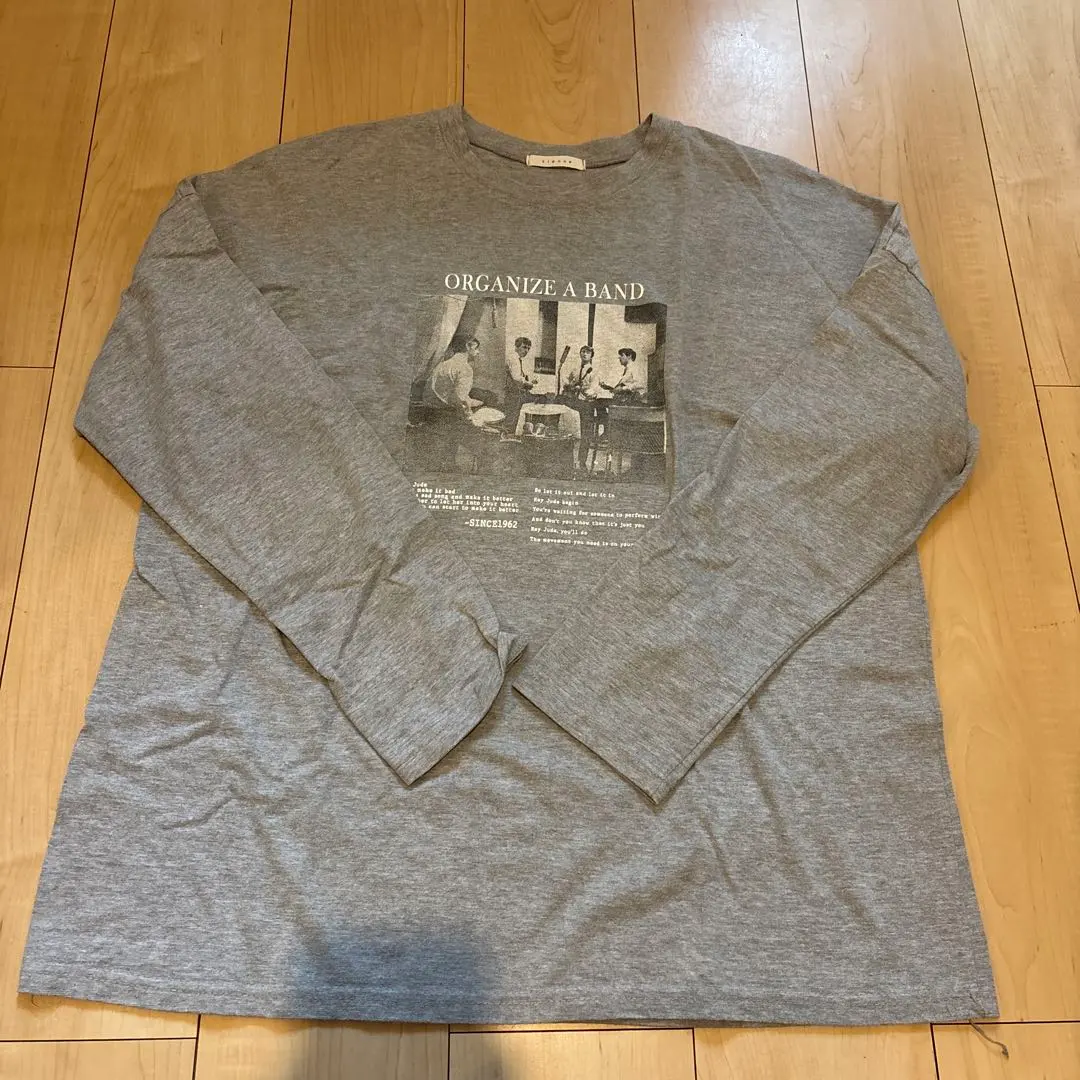 Thumbnail of Gray long-sleeved T-shirt with print