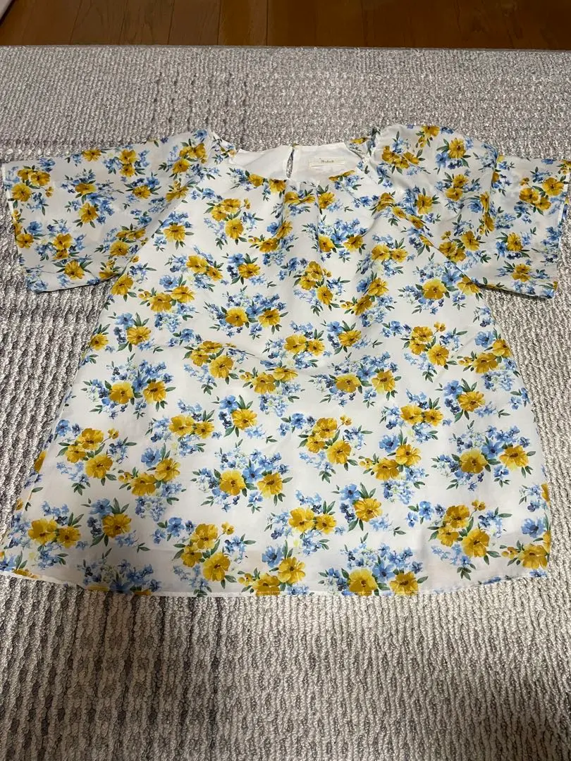 Thumbnail of Floral print short-sleeved blouse, size M