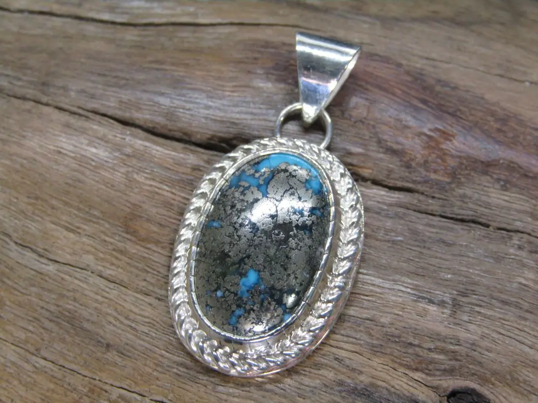キングマンターコイズ　巨大サイズ　ジェムグレード キングマン Kingman｜ターコイズ鉱山 | American Indian Jewelry
