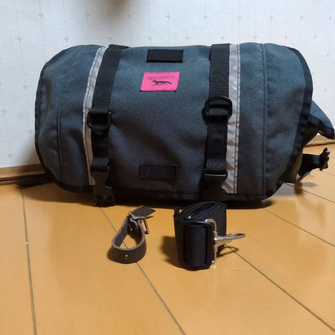 SWIFT INDUSTRIES Zeitgeist ダークグリーン　オマケ付き SWIFT INDUSTRIES】 zeitgeist bag (DARK GREEN) | Humhumhug