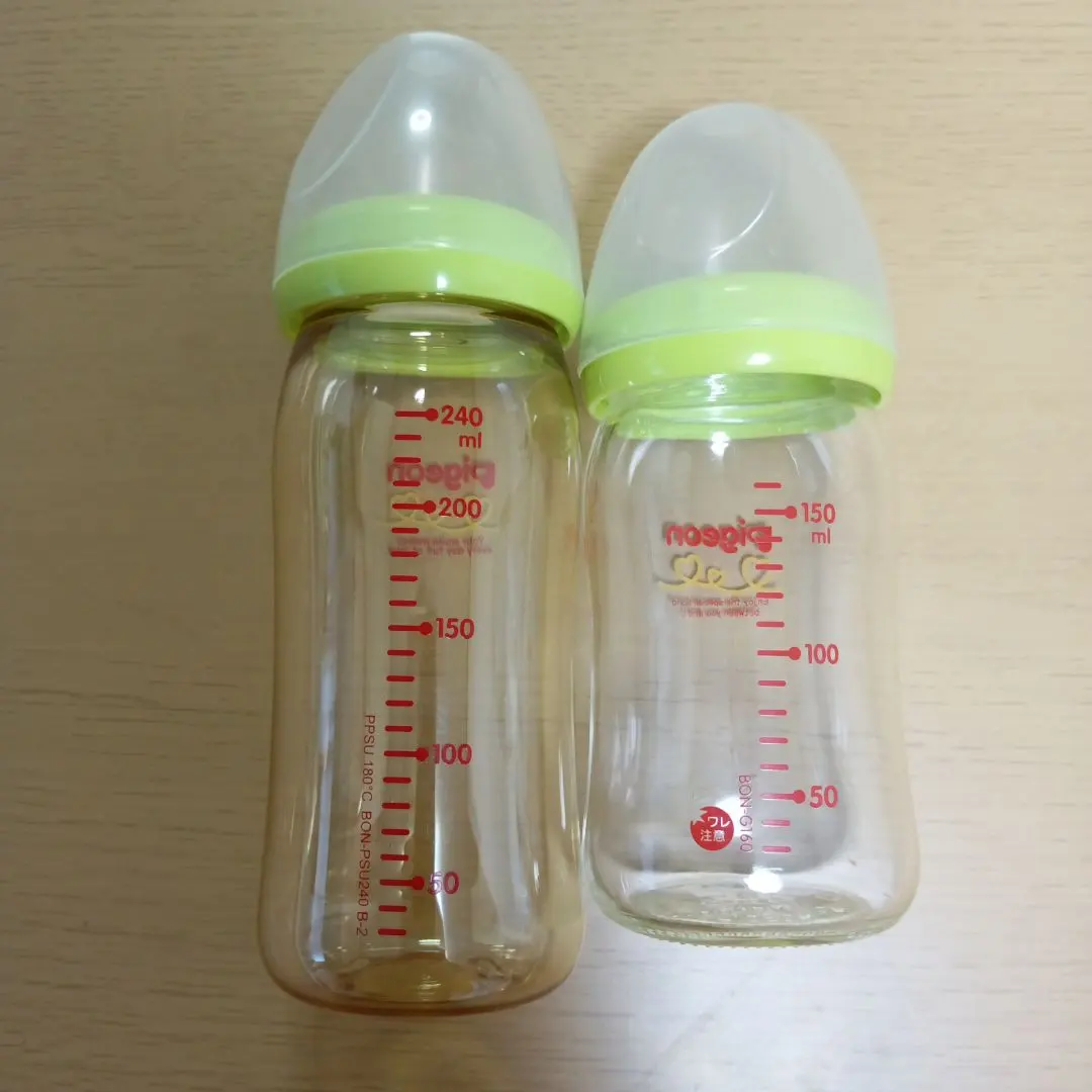Thumbnail of Set of plastic (240ml) and glass (160ml) baby bottles