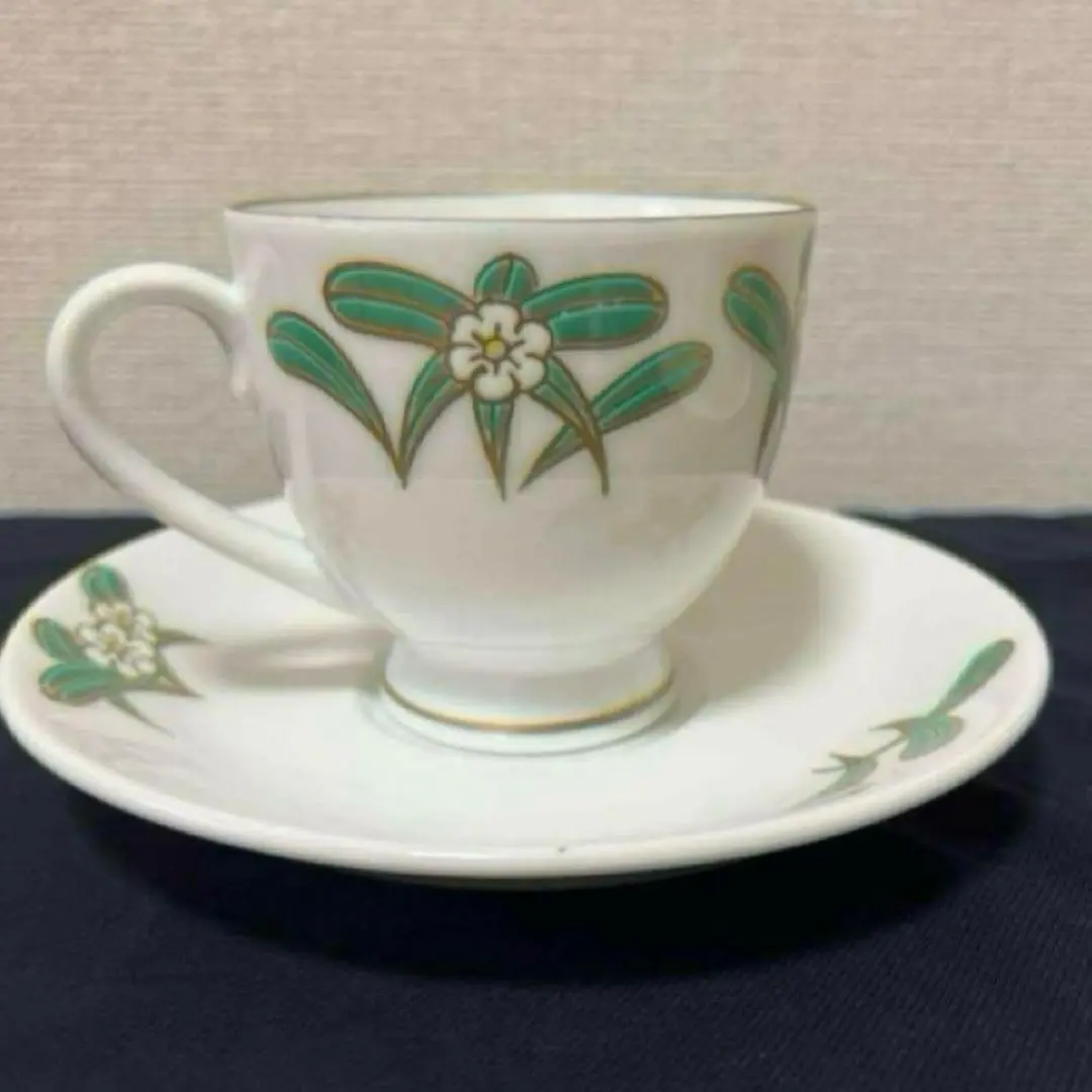 有田 錦手 贅と技の絵付け師 根之吉 根之吉窯 白椿と紅桔梗菊形皿 有田 錦手 贅と技の絵付け師 根之吉 根之吉窯 白椿と紅桔梗菊形