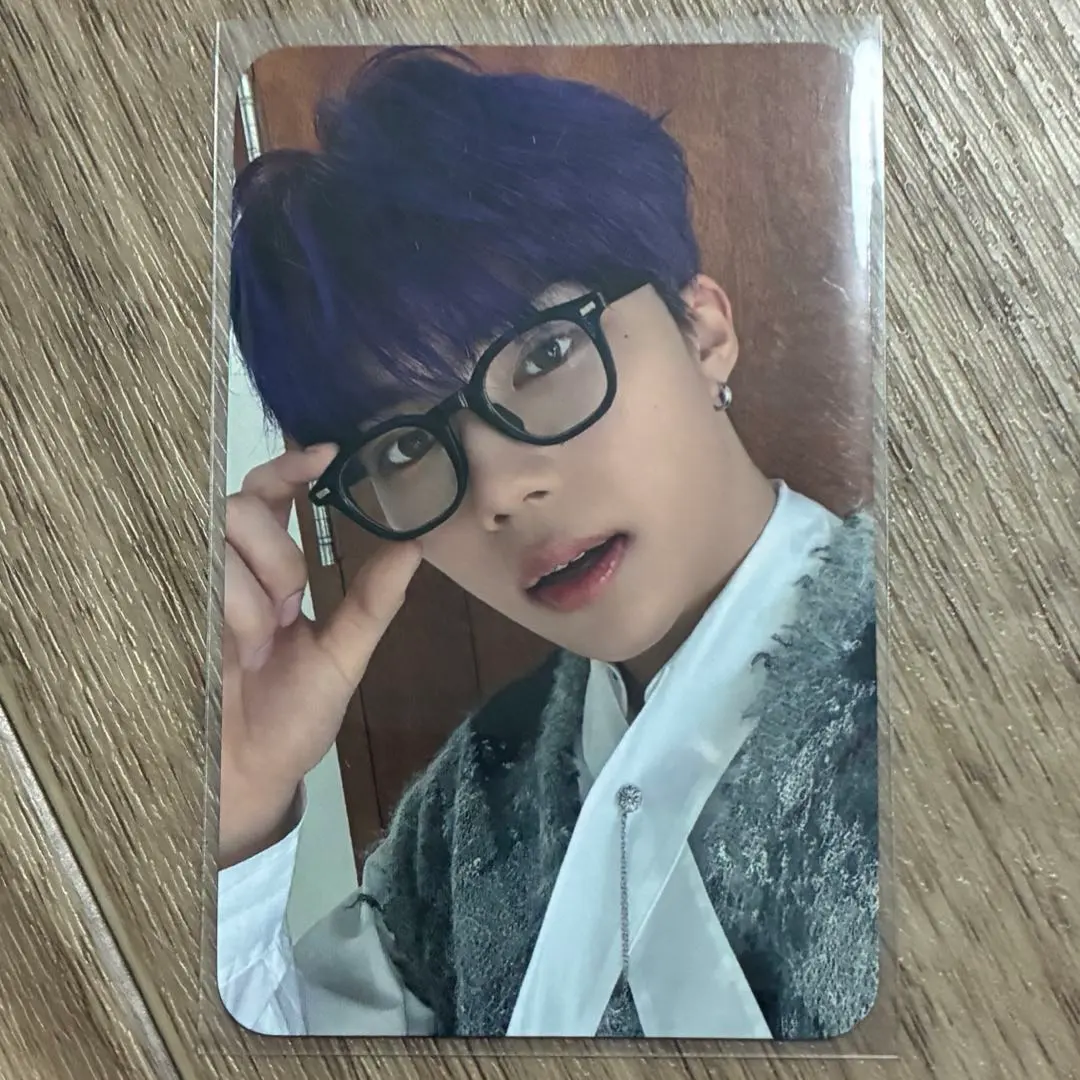 Thumbnail of ZB1 Zerobaseone Season's Greetings photocard Park Gunwook glasses