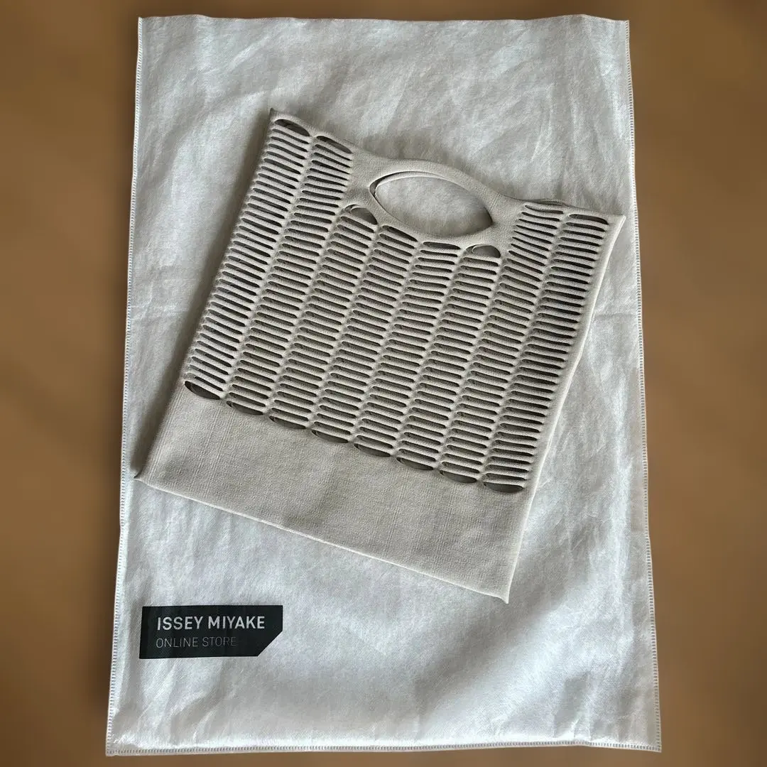 ISSEY MIYAKE エコバッグ グレー バッグ＆財布／トートバッグ – Page 2 – isseymiyake.com