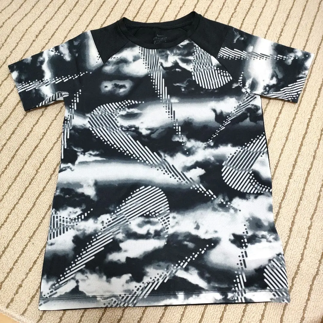 Thumbnail of Nike DRI-FIT Graphic Shirt M - Junior