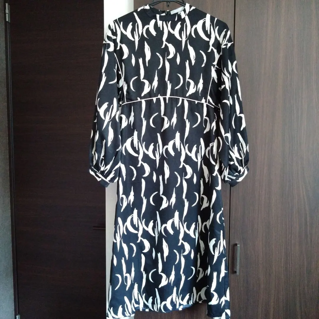 黑白抽象圖案 長袖襯衫洋裝 的縮圖