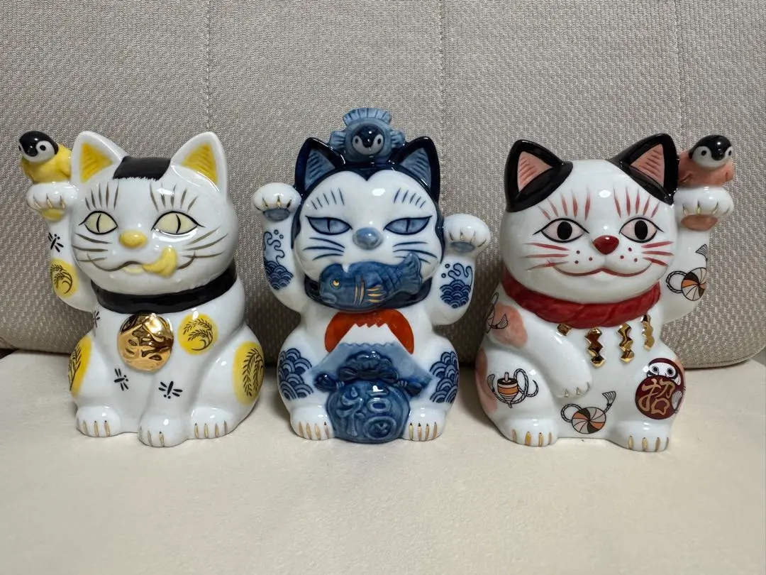 石黒亜矢子 瀬戸焼招き猫 3体 九谷焼皿3枚 系6点セット アコメヤ 石黒亜矢子 瀬戸焼招き猫 3体 九谷焼皿3枚 系6点セット アコメヤ