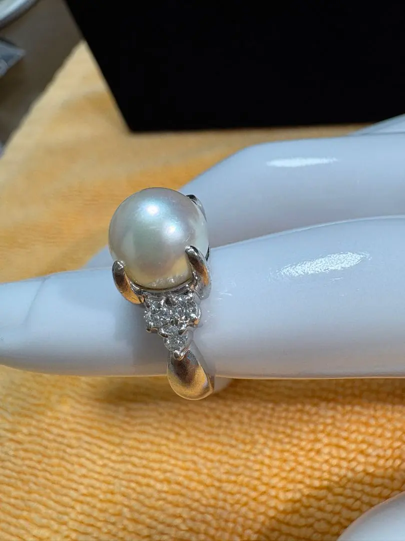 Thumbnail of Elegant PT900 platinum pearl ring with a 0.32-carat natural diamond.