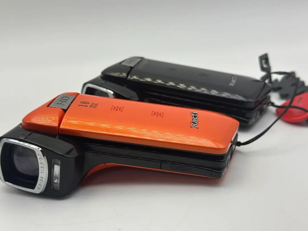 Thumbnail of SANYO Xacti digital camera, orange and black (2 units). Checking the functions.