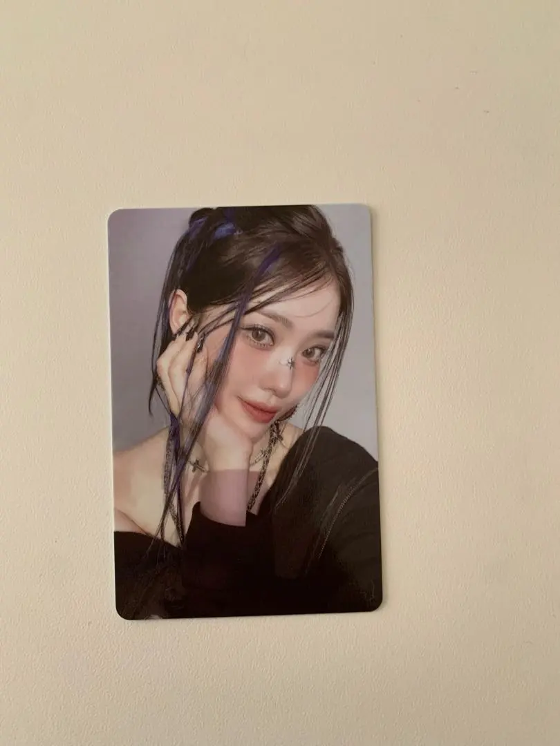 Thumbnail of Kep1er Xiaoting bubblegum enclosed trading card