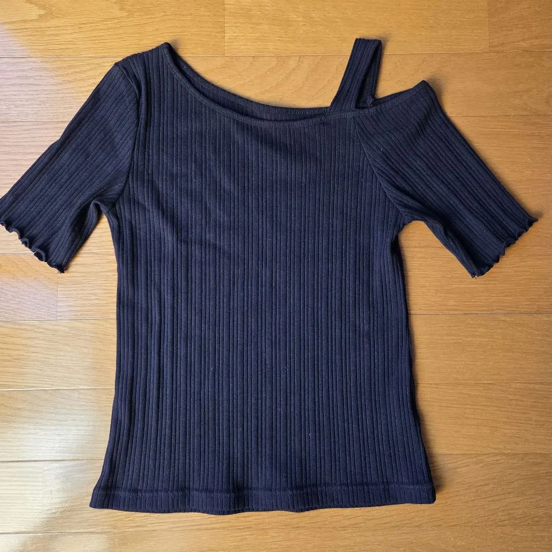 Thumbnail of GU short-sleeved top