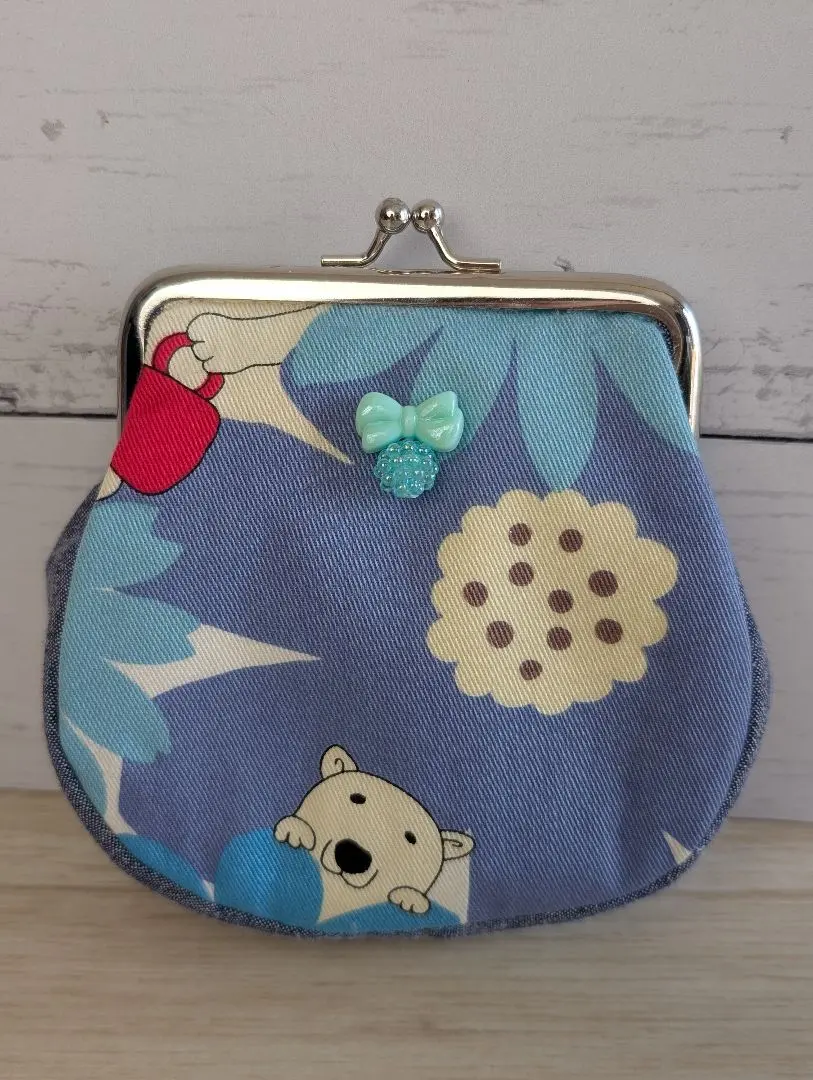 探頭探腦的北極熊，搭配盛開花朵的大口金包 的縮圖